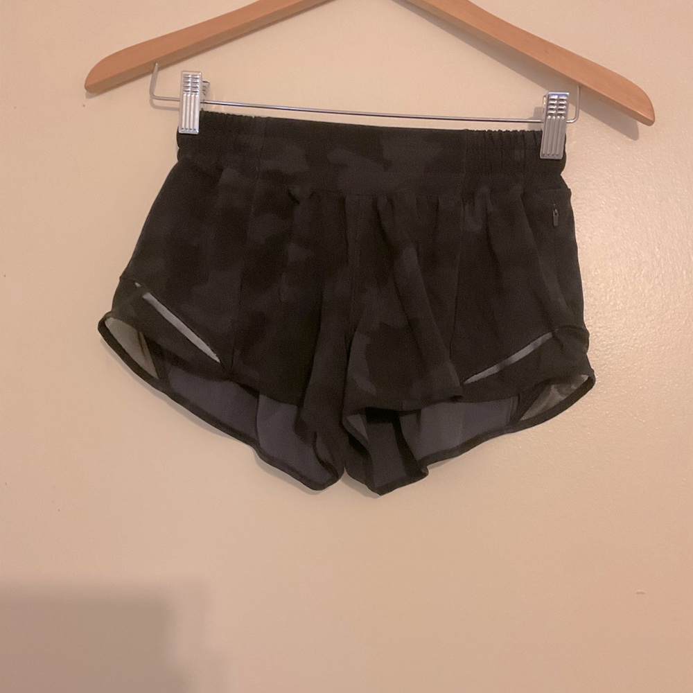 Lululemon  hotty hot 2.5” camo shorts